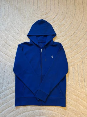 Ralph Lauren zip hoodie  - Skick: 8/10 | Storlek: S | Mitt pris: 599 | Inga defekter | Passar längd 175 | Mått Längd: 64 cm Bred: 52 cm | Hör av er vid frågor! 🙌