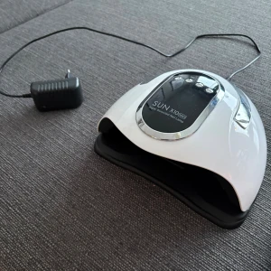 Uv/led lampa till naglar - Säljer en SUN X10 Max UV LED nagellampa med digital timer och flera tidsinställningar. Inga skador mer än att det har blivit produkt i lampan som har härdats. Originalpris mellan 200-300kr