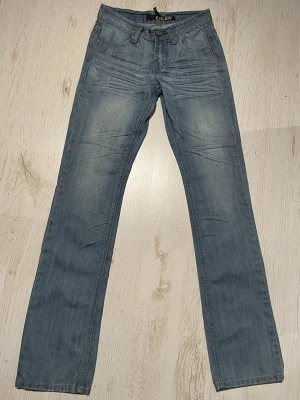 Lågmidjade raka jeans från DCSN - Säljer ett par lågmidjade ljusblå jeans från DCSN. Mått på bild 2&3. Köpta begagnade säljer för dem var för små. Skriv om du har frågor. 