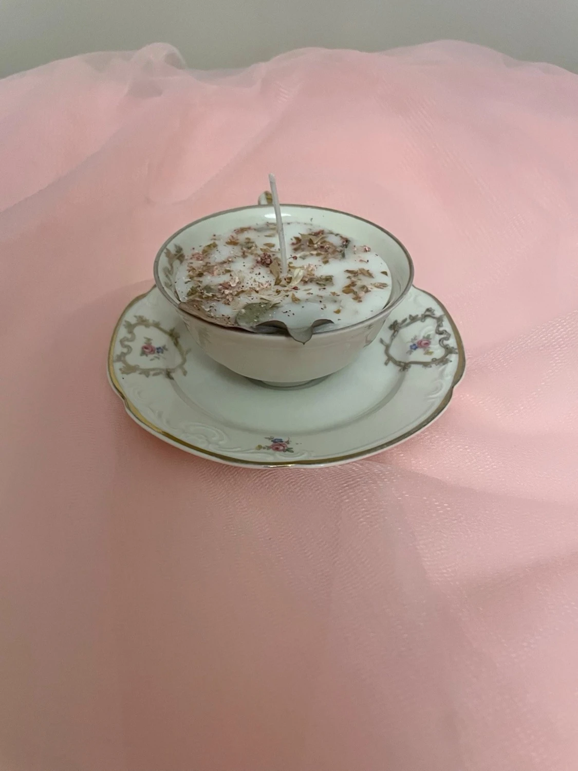 Doftljus i vanilj doft i en vit tekopp med blommor på nr 1  - 1