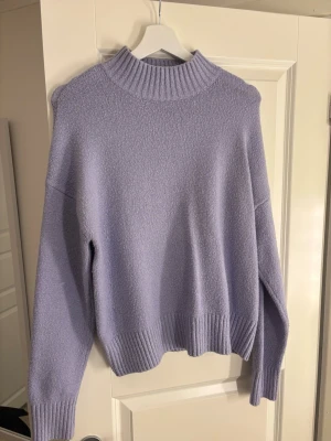 Lila stickad tröja  - Mysig lila stickad tröja från Bershka med lite högre krage💜