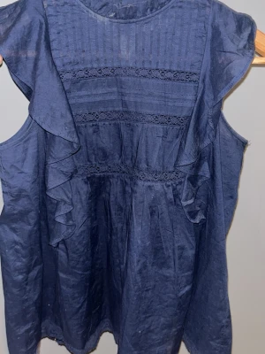 Blus  - Väldigt snygg blus i en elegant marinblå färg. Passar till en festkväll eller till ett par jeans. Hör av er för bättre bilder!