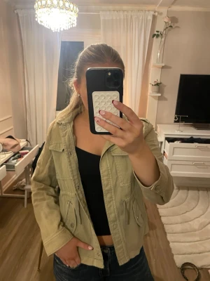 Grön jeansjacka💓 - Riktigt snygg jeansjacka i grönt från HM💗 Den är från barnavdelningen men passar mig som bär S i allt! Bara använd ett par gånger och har inga defekter