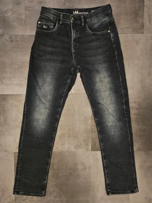 Jeans LAB Industries - Säljer ett par mörkblåa relaxed fit jeans från LAB Industries i storlek 158 fast passar även size S. Jeansen har raka ben och snygga slitningar för en cool look. Materialet är jeans och passformen är relaxed fit för extra komfort.