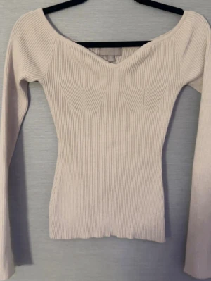 Beige ribbad offshoulder tröja H&M - Säljer en beige ribbad offshoulder tröja från H&M i storlek S. 