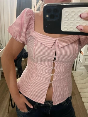 Randig topp💗 - Supersöt rosa randig topp med ”korsettknytning” där bak! Den är helt oanvänd💗Knytningen där bak har väldigt lång snörning men det går att sy upp på bara några minuter om det skulle önskas kortare. Storlek L men sitter bra på mig som bär S i allt