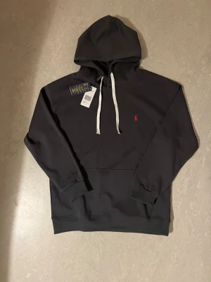 Ralph lauren  - Hel ny Ralph lauren hoodie med tagg på, fick som present i julklapp men den var för liten 