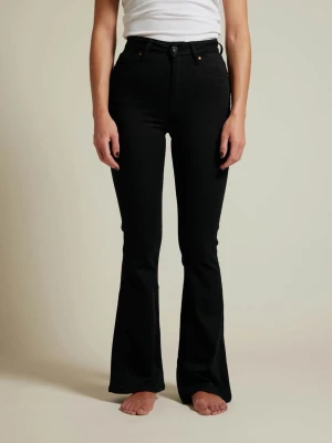 Svarta bootcut jeans med hög midja - Helt nya svarta jeans med bootcut-modell hög midja från BIKBOK, modellen ”Peachy flare jeans 990”. Super stretch och figurnära passform, sitter som en smäck! Storlek S/31 