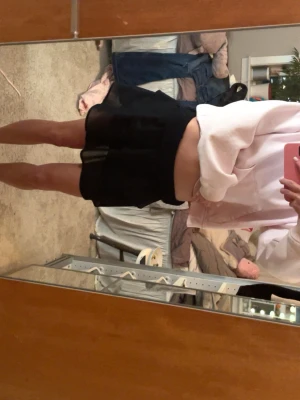 Svart volang kjol från only Xs - Svart volang kjol i strl Xs från only. Mycket bra skick, använd några fåtal gånger. Säljer pågrund av att den inte kommer till användning. 