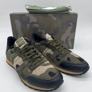 Valentino Rockrunners - Säljer dessa snygga Valentino Rockrunners! Skick: 9/10 | strl 44 - UK10 | Box och dustbag tillkommer! Nypris: 8000kr | Självklart äkta! 