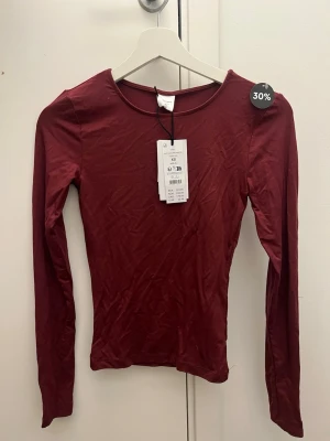 Vinröd tröja / topp  - Säljer denna helt nya vinröda toppen / tröjan från Gina tricot soft touch kollektion 😊 köpte den för 160 kr på rea! Ge prisförslag. 