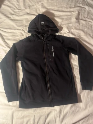 Hoodie från sailracing - Säljer denna feta tröja från Sail racing. Endast använd några få gånger. PRISET GÅR ATT DISKUTERA!!!