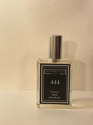 The Essence Vault 444 Intense -  The Essence Vault 444 Intense Parfum 30ml flaska.  Tom Ford lost cherry inspiration.  Noter Black Cherry,  Bitter Almond, Tonka Bean Den håller länge på huden då det är parfum och inte edt eller edp.  Endast testad nypris 225kr för 30ml