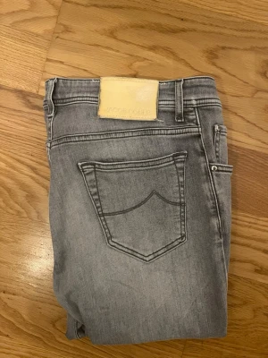 Grå Jeans från Jacob Cohen - Jacob Cohën jeans Storlek w32 Style 622 (populäraste) Skick 10/10 Modellen är 184cm Pris går att diskutera 🤝 Hör av er vid frågor:)