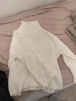 Vit ribbad polotröja - Säljer en jätte fin polotröja som är köpt på Vinted, tröjan var förstor och säljer den då. Den är o väldigt fint skicka och har inga fläckar. Skriv vid fråger🫰❤️