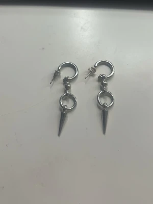 silver örhängen  - fina silverörhängen. vet inte vart ifrån eftersom köpt det på plick sen innan.