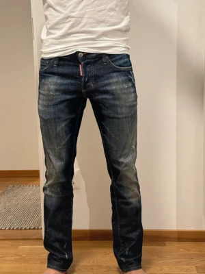 Äkta Dsquared2 jeans - Säljer ett par snygga marinblå Dsquared2 jeans. W29