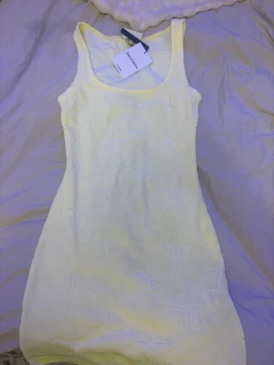 Gul klänning  från Juicy Couture - Säljer en ljusgul klänning från juicy couture som är helt oanvänd. Köptes för 800kr och säljer för 450 men priset kan diskuteras.