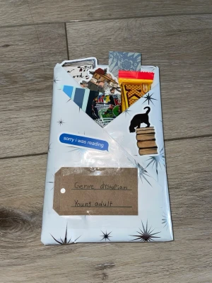 Blind date with a book - Blind date med en bok genre är dystopian young adult man får även med lite grejer 2 stickers boktema 1 bokmärke 3 färger på anotate stickers som matchar boken och lite godis boken är rätt populär så om du är rädd för att få en som du redan har så skriv privat vilka böcker du har 
