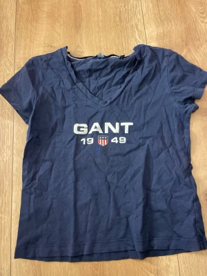 Mörkblå GANT t-shirt med v-ringning - Snygg mörkblå t-shirt från GANT med v-ringad hals