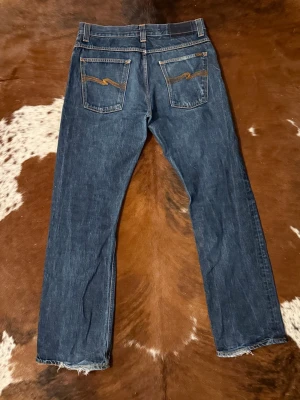 Raw Nudir RegularAlf - Tjena! Säljer dessa riktigt feta Nudie Bootcut jeans, modellen är RegularRalf DryThread,W33/L34 men passar mer som W32, bild 5 är inte samma par det är bara så man ska då se passformen, hör av dig vid funderingar!🙌