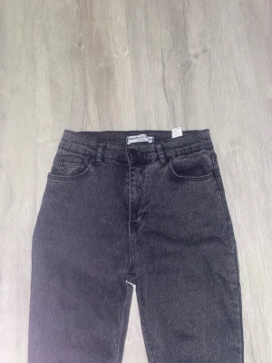 Svarta bootcut jeans från Hakan - Säljer ett par svarta bootcut jeans från Hakan. Jeansen har klassisk femficksdesign, mellan midja och är tillverkade i 100% bomull. Snyggt utsvängda ben och stilren look som passar till många outfits. Passar till de som är runt 160-165 cm ❤️