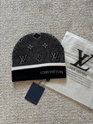 Lvmössa - Svart och vit Lvmössa säkra eran vinter nu med en fett mössa från oss 