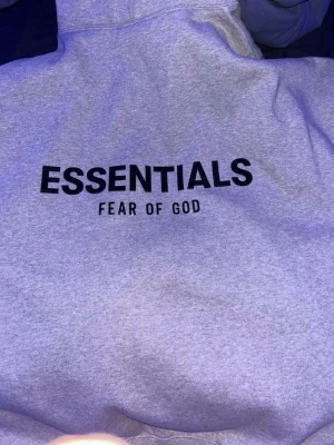 (FEAR OF GOD) Essentials grå - Säljer Essentials i helt nytt skick, aldrig använda. Storlek L.~~> 185+ Perfekt passform och hög kvalitet – redo för ny ägare!