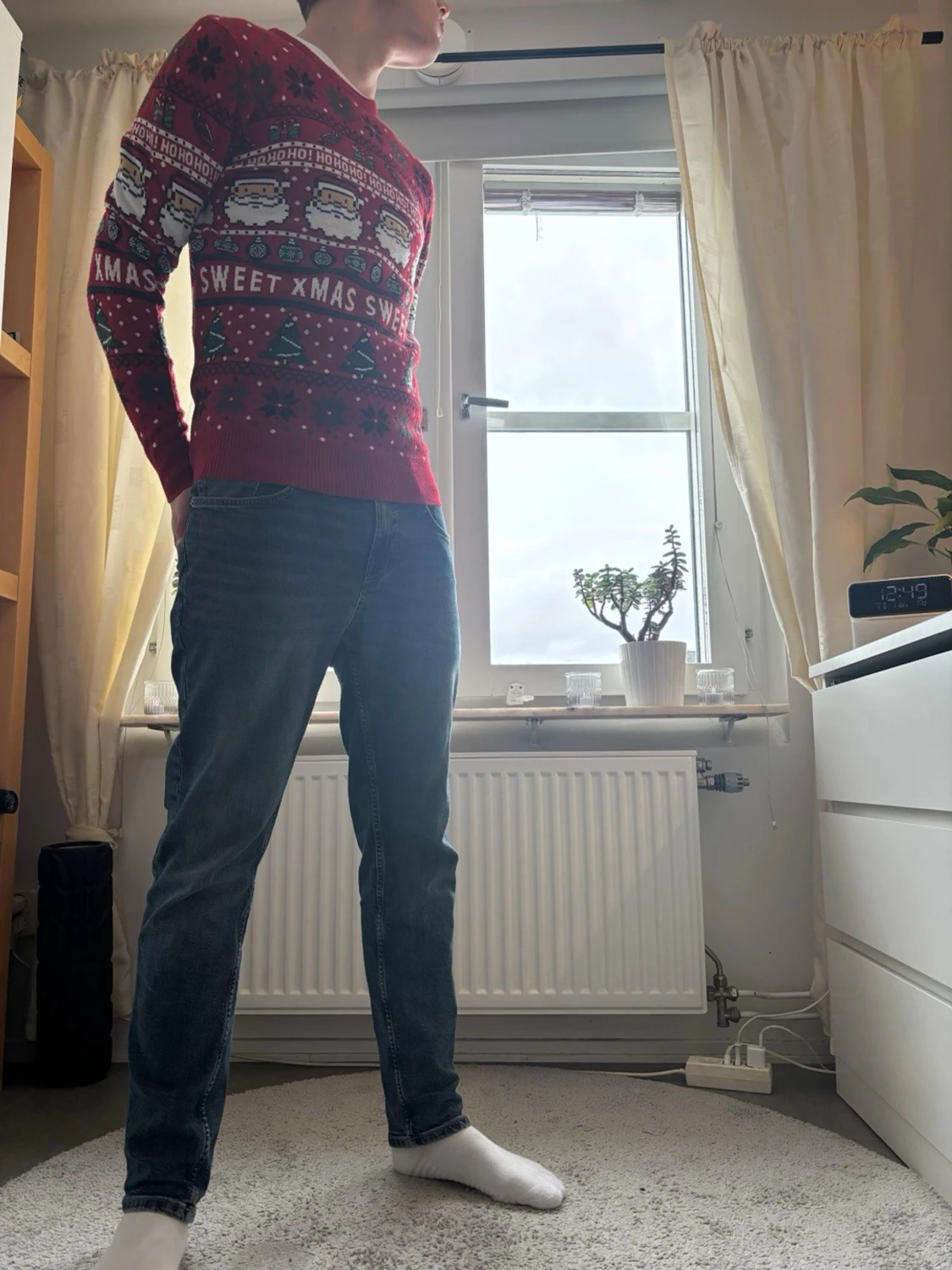 Röd jultröja med tomtar och text