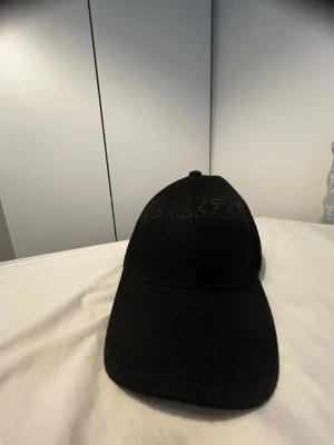 Svart keps från Stetson med paisleymönster - Säljer en svart keps från Stetson med diskret paisleymönster över hela kepsen. Justerbar baktill med kardborreband för perfekt passform. Materialet känns mjukt och har en snygg finish som ger en cool vibe.