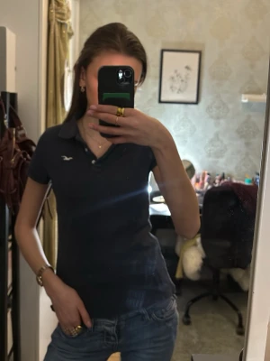 Mörkblå piké från Hollister - Säljer en mörkblå pikétröja från Hollister med klassisk krage och knappslå framtill🥰 Köpt secondhand