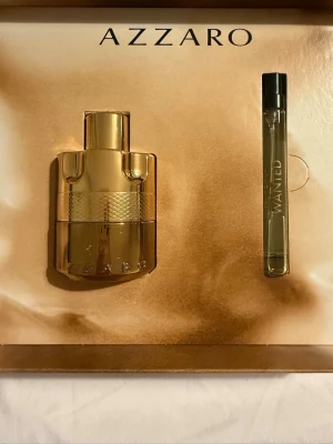 Azzaro Wanted Forever Elixir – Helt ny & oanvänd - Säljer en Azzaro Wanted Forever Elixir, helt ny och oanvänd. Endast öppnad för kontroll, aldrig testad. Köpt nyligen men kunde tyvärr inte lämna tillbaka.Originalförpackning ingår. Perfekt som present eller till dig som vill ha en kraftfull och elegant doft.