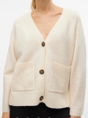 Beige kofta med stora knappar - Mysig beige kofta med v-ringning och stora dekorativa knappar framtill. Tröjan har två rymliga fickor och ribbade muddar vid ärmslut och nederkant. Perfekt för lager på lager under kyliga dagar. Pris kan diskuteras 