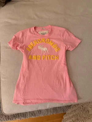 Rosa Abercrombie & Fitch t-shirt - Snygg rosa t-shirt från Abercrombie & Fitch, storlek S