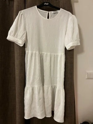 Vit kortklänning från BY IC - Vit superfin klänning från BY IC med puffiga korta ärmar. Klänningen passar perfekt till studenten! Inköpt för något år sedan, men endast provad💕