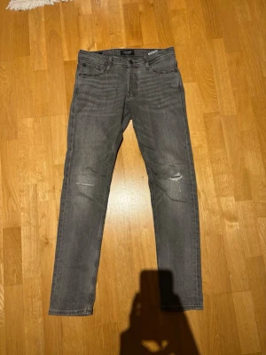 Grå Jack and Jones jeans! - Sköna går jeans från Jack and Jones! Slim fit!