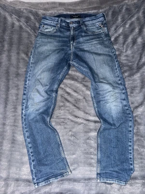 Replay Jeans, Blå - Replay jeans storlek 14A eller 158cm. De passar en pojke 160-170 skulle jag säga, eftersom de lutar sig mot en slim fit.