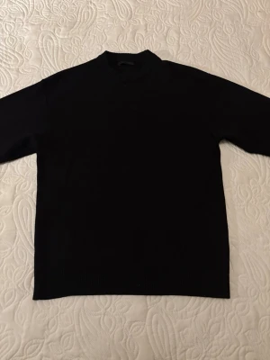 Svart stickad tröja från Zara - En enkel och stilren svart stickad tröja från Zara. Perfekt basplagg till garderoben och funkar året runt.