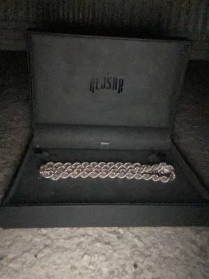 Smycken/kedjor  - En väldigt snygg halsband som kan få dig och göra din outfit från en 1/10 till en 10/10 (äkta silver från kejsar) runt 40-60cm är halsbandet 