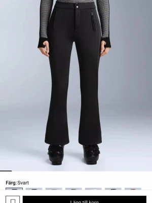 Svarta bootcut skidbyxor från Oysho  - Svarta skidbyxor från Oysho i storlek XS med bootcut-snitt. Byxorna har dragkedjor vid fickorna och är fodrade för extra värme. Perfekta för kalla dagar och har en stilren look med slät yta och diskreta sömmar. Säljer pga att dom är för små och orginal priset är 1200💕💕Använt fåtal gånger och pris kan diskuteras!