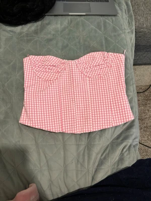 topp - säljer denna korsetten från zara som är sååå fin🩷 stl m men skulle påstå att den passar lite mindre!❤️ inga defekter och bra skick. pris kan diskuteras!!!🩷