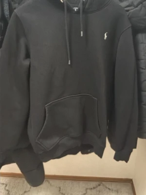 Ralphlauren hoodie/kofta - Hej! Säljer denna tröja för att jag inte använder den, den är använd några gånger. Den är skön och varm, den passar L och M 