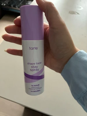 Tarte Shape Tape Stay Spray 120ml - Tarte Shape Tape Stay Spray är en setting spray som håller sminket på plats i upp till 16 timmar. 120 ml ny, ca 90 % kvar. 