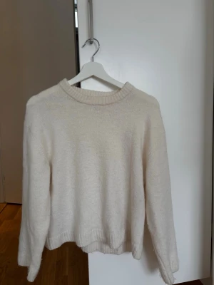 Stickad tröja - Vit stickad tröja från Gina, storlek XS. 