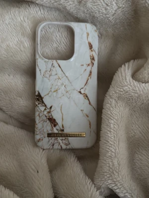 Mobilskal  - Ett fint marmor mobilskal som inte längre kommer till användning hos mig, mobilskalet passar till en iPhone 15 PRO 