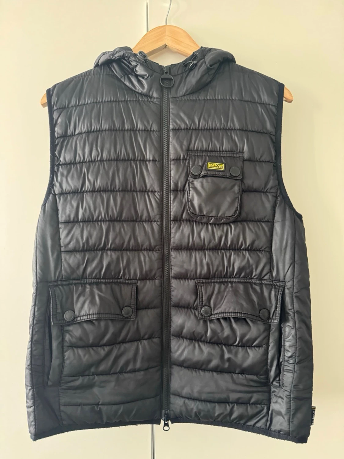 Svart dunväst från Barbour med luva