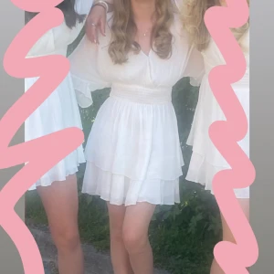 Vit klänning med volang - Säljer en vit sommarklänning med volanger🤍Skriv för fler bilder!