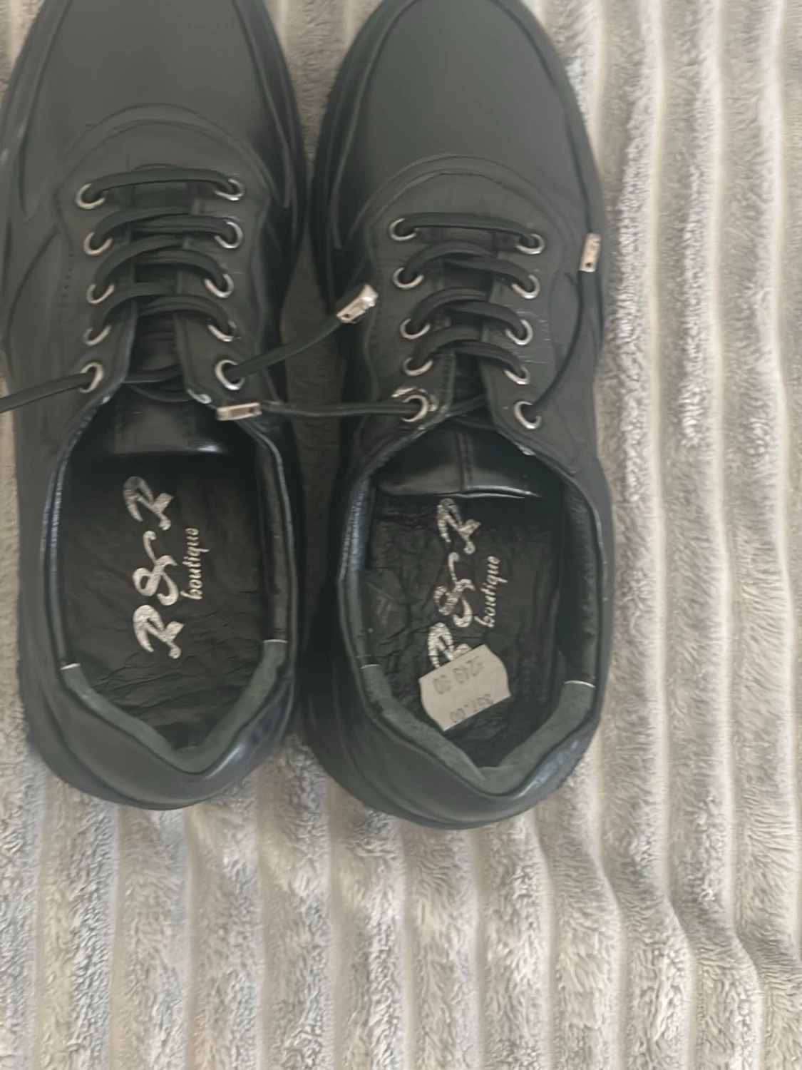 Svarta sneakers från RSR Boutique