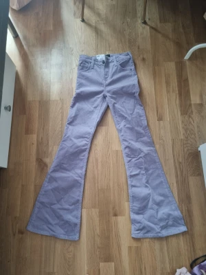 Lila manchester byxor - Ett par helt oanvända byxor från lee. Så fina använde dock aldrig de och de börjar nu bli lite små.