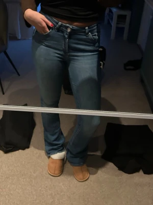 Blå bootcut jeans med medelhög midja - Säljer ett par snygga blå jeans med bootcut passform och medelhög midja💗💗 Storlek M och längd 34